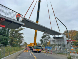 Das Mittelteil der Brücke wird eingehoben